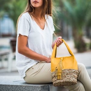 Astra es un mini bolso amarillo ocre en piel y base de palma trenzada bloverbags 2018