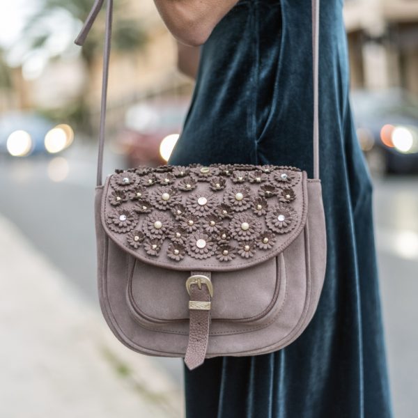 Bolso original con flores, perlas y tachas metálicas