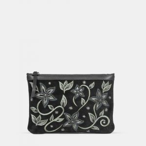 cartera de mano negra con bordados florales