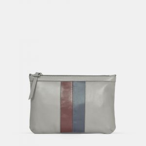 Bolso cartera de tamaño grande. Astrid es un bolso gris de piel con una tira bicolor